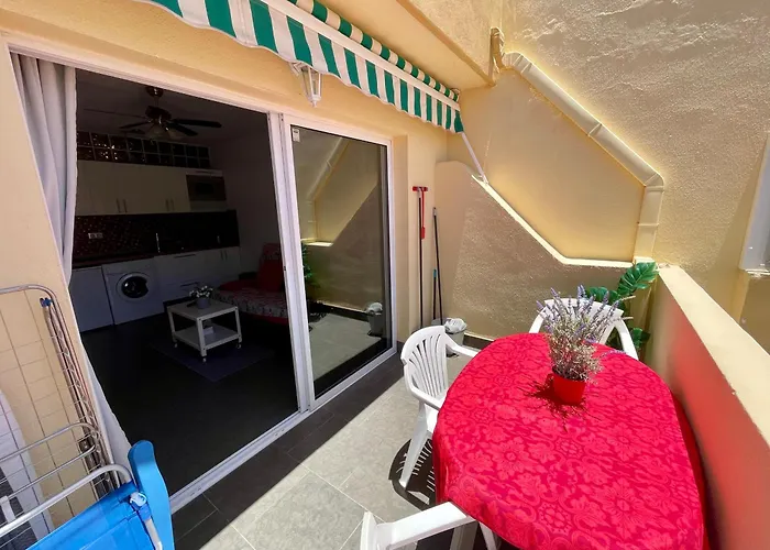 Cozy And Sunny With Everything Need, Great Location Apartment